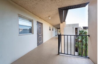 9230 Lagoon Pl in Davie, FL - Foto de edificio - Building Photo