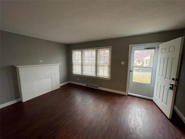 207 Newell Dr in Ferguson, MO - Foto de edificio - Building Photo