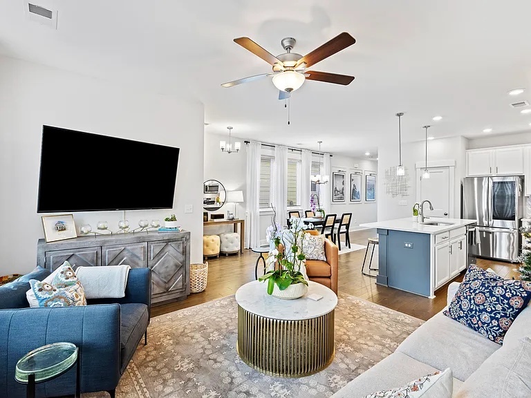 658 Blueway Ave in Summerville, SC - Foto de edificio