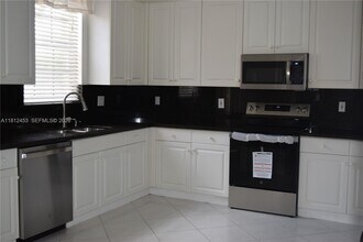 991 Crestview Cir in Weston, FL - Building Photo - Building Photo