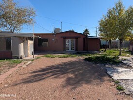 8484 Alameda Ave in El Paso, TX - Building Photo