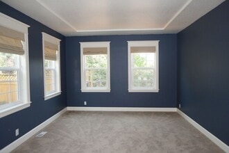 10477 NW Lost Park Dr in Portland, OR - Foto de edificio - Building Photo