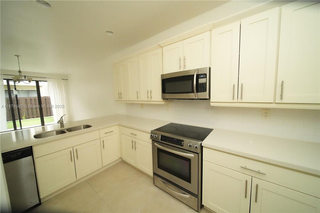 10457 NW 61st St in Doral, FL - Building Photo