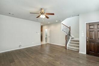 7220 Wyoming Springs Dr in Round Rock, TX - Foto de edificio - Building Photo
