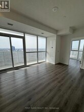 225 Commerce St in Vaughan, ON - Building Photo - Building Photo