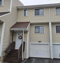 335 Monticello Dr in Branford, CT - Building Photo