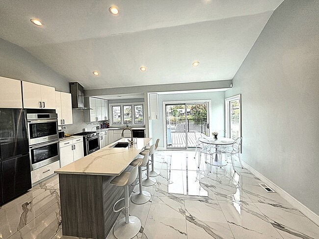 640 Derby Ave in Woodmere, NY - Building Photo - Building Photo