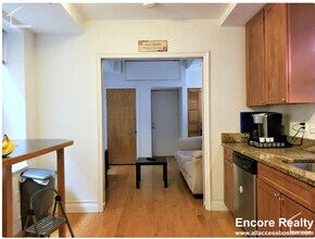 64 Louis Prang St, Unit #3 in Boston, MA - Foto de edificio - Building Photo