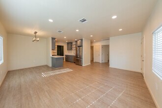 7503 Camellia Ave in North Hollywood, CA - Foto de edificio - Building Photo