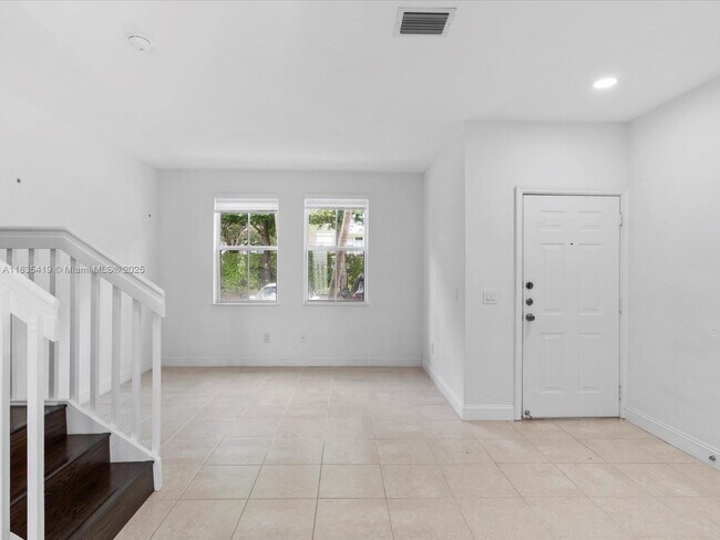 15568 SW 39th St in Miramar, FL - Building Photo - Building Photo