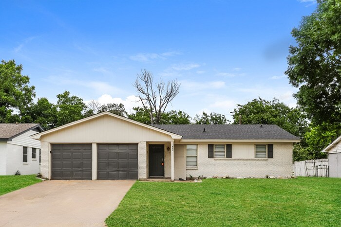 400 NW Douglas St in Burleson, TX - Building Photo
