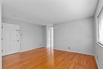 7848 Big Bend Blvd in Webster Groves, MO - Building Photo - Building Photo