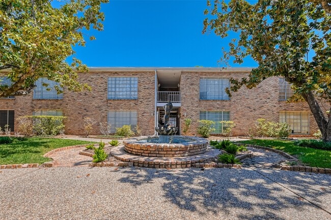 2101 Fountain View Dr in Houston, TX - Building Photo - Building Photo