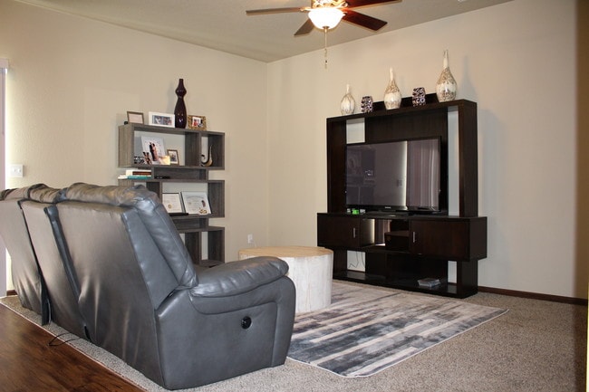 3666 Ravenwood Cir, Unit 801 in Waterloo, IA - Foto de edificio - Building Photo