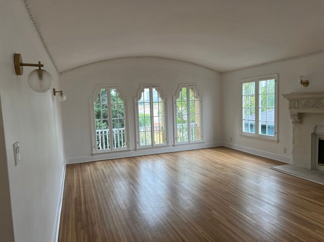 926 S Curson Ave in Los Angeles, CA - Foto de edificio - Building Photo