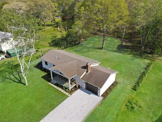44 Quannacut Rd in Westerly, RI - Building Photo - Building Photo