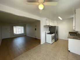 19401 Haynes St, Unit 10 in Los Angeles, CA - Building Photo