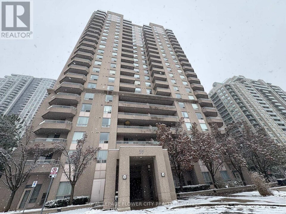 35 Empress Ave in Toronto, ON - Building Photo