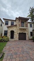 10320 NW 70th Terrace in Doral, FL - Building Photo