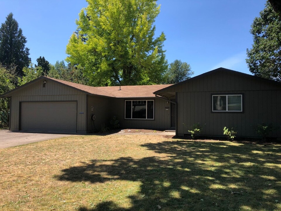 1005 SE Willow St in McMinnville, OR - Foto de edificio