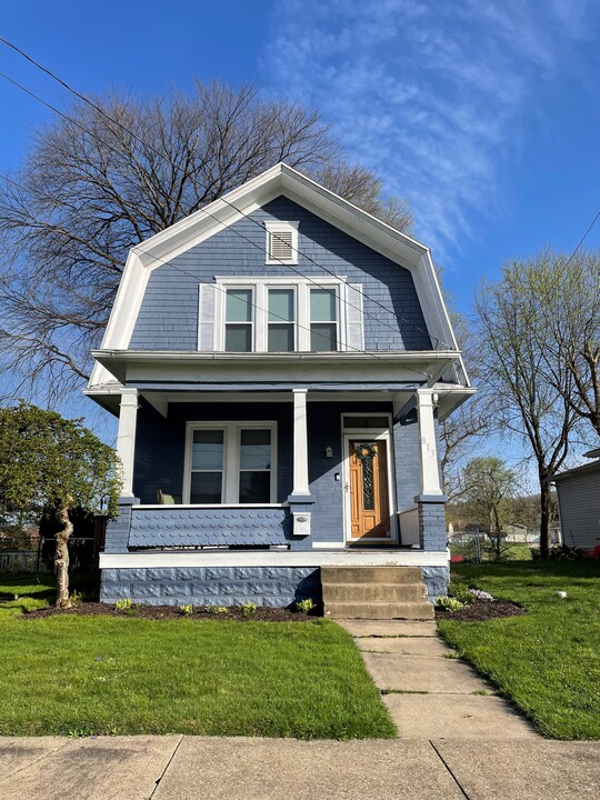 813 W 4th St in Williamstown, WV - Building Photo