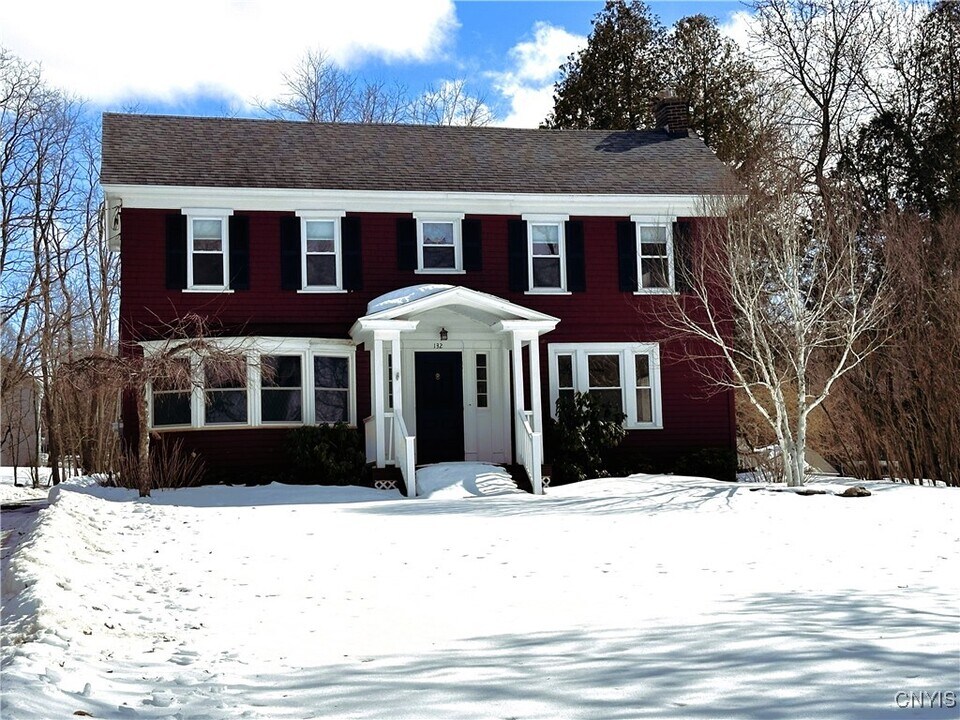 132 Utica St in Clinton, NY - Building Photo