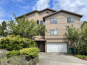 North Green Lake Apartments in Seattle, WA - Building Photo - Building Photo