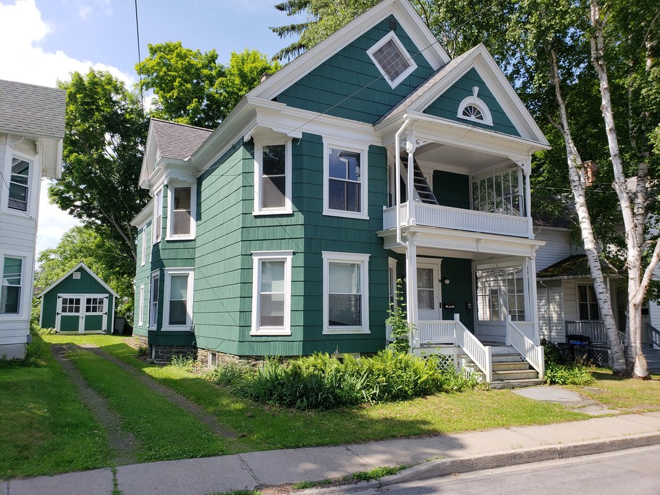 11 Franklin St, Unit 2 in Oneonta, NY - Foto de edificio