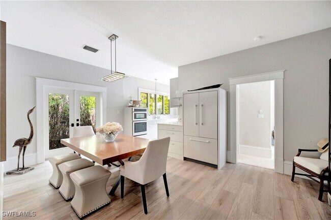 1375 Gordon Dr in Naples, FL - Building Photo - Building Photo