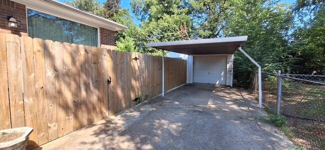 3704 Charleswood Ave in Memphis, TN - Building Photo - Building Photo