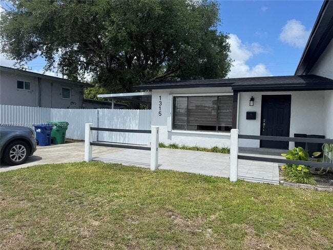 1315 NE 199th St in Miami, FL - Building Photo - Building Photo