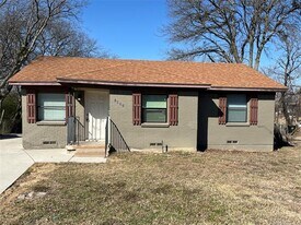 1321 Woodcrest Dr in Mesquite, TX - Building Photo