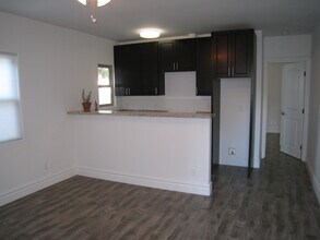 1265 S Cloverdale Ave, Unit 1265 1-2 in Los Angeles, CA - Foto de edificio - Building Photo