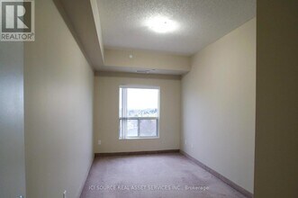 239-239 Auburn Dr in Waterloo, ON - Building Photo - Building Photo