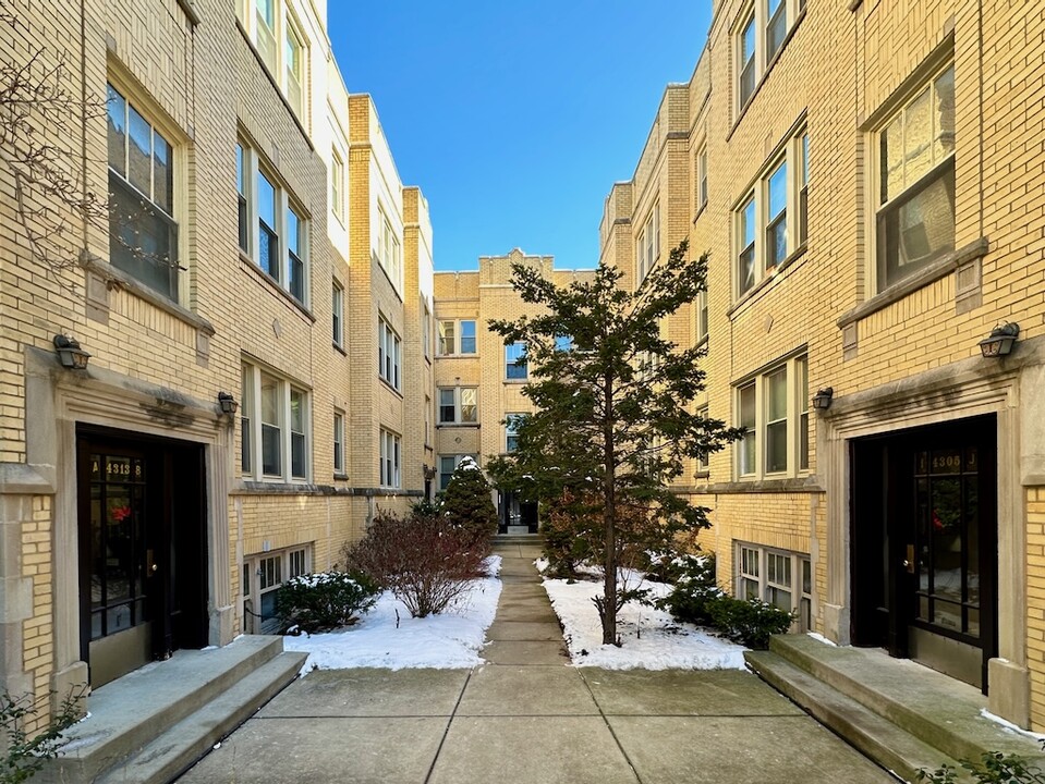 4305 W Francis Pl in Chicago, IL - Building Photo