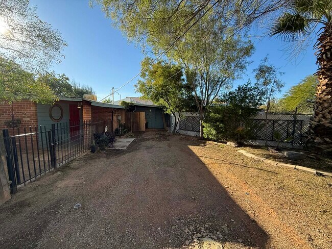 2555 E Fort Lowell Rd in Tucson, AZ - Building Photo - Building Photo