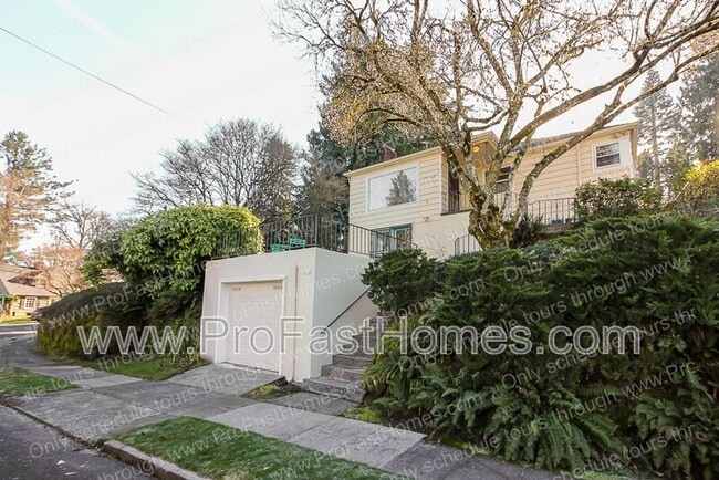 616 SW Moss St in Portland, OR - Building Photo - Building Photo