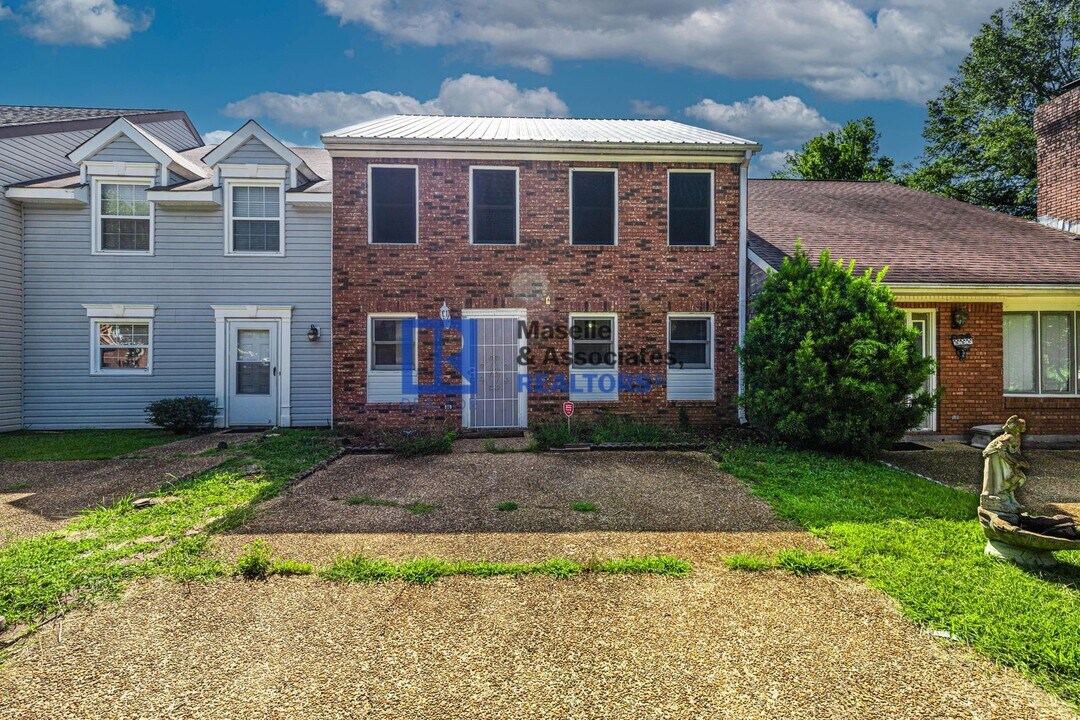394 Brookwood Lake Pl in Jackson, MS - Building Photo