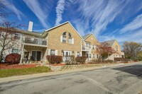 Deer Creek Run Apartments in New Berlin, WI - Building Photo - Building Photo