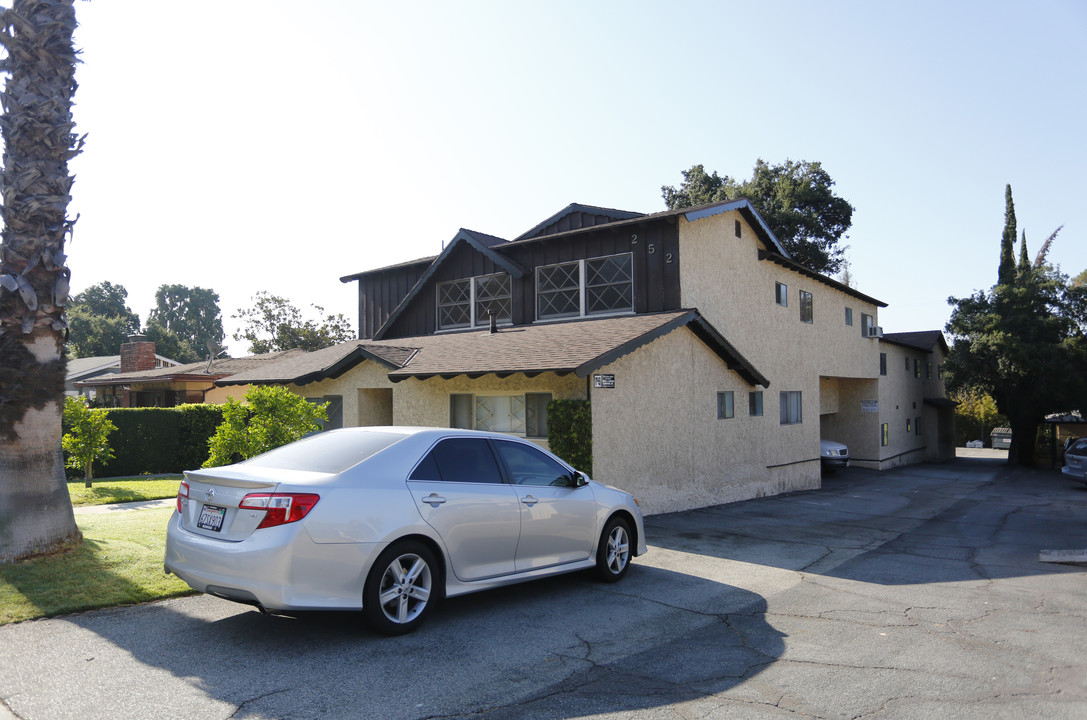 252 Mariposa Ave in Sierra Madre, CA - Building Photo