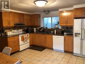 240 Breezehill Ave S in Ottawa, ON - Building Photo - Building Photo