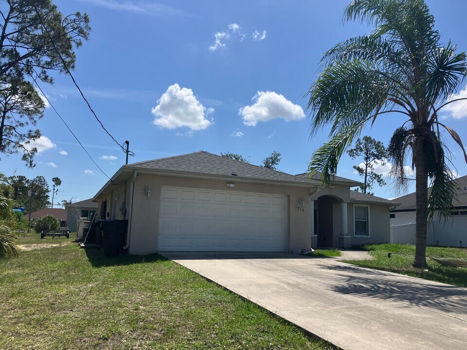 1712 Japan St in North Port, FL - Building Photo