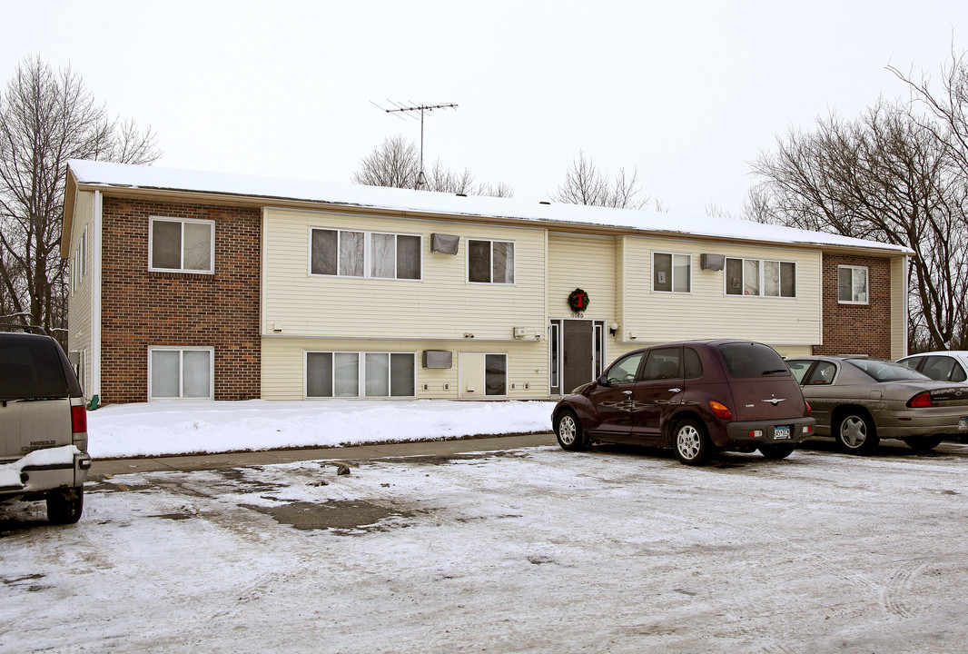 9080 Rebecca Park Trl in Rockford, MN - Foto de edificio