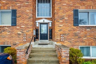 31831 Grand River Ave in Farmington, MI - Building Photo