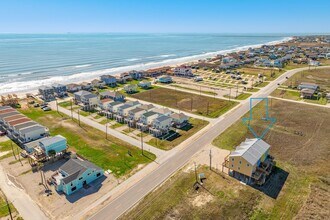 913 Bluewater Hwy in Surfside Beach, TX - Building Photo - Building Photo