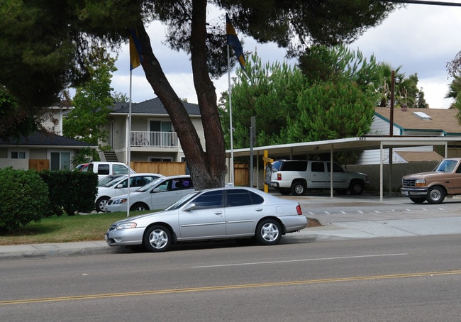 980 E Chase Ave in El Cajon, CA - Foto de edificio - Building Photo