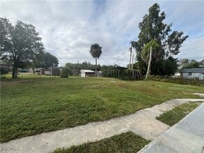 716 Pondella Rd in North Fort Myers, FL - Building Photo - Building Photo
