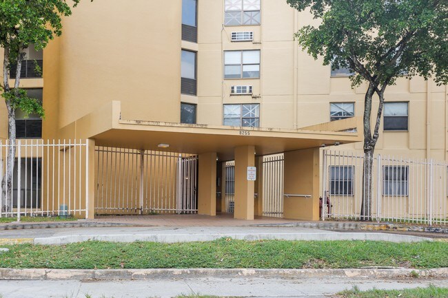 Little River Plaza in Miami, FL - Foto de edificio - Building Photo