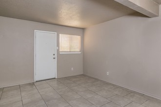 Courtyard Apartments - ALL UTILITIES INCLUDED in Pampa, TX - Building Photo - Building Photo