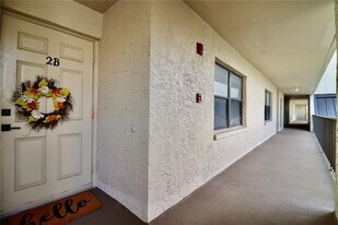 2700 Cove Cay Dr in Clearwater, FL - Building Photo